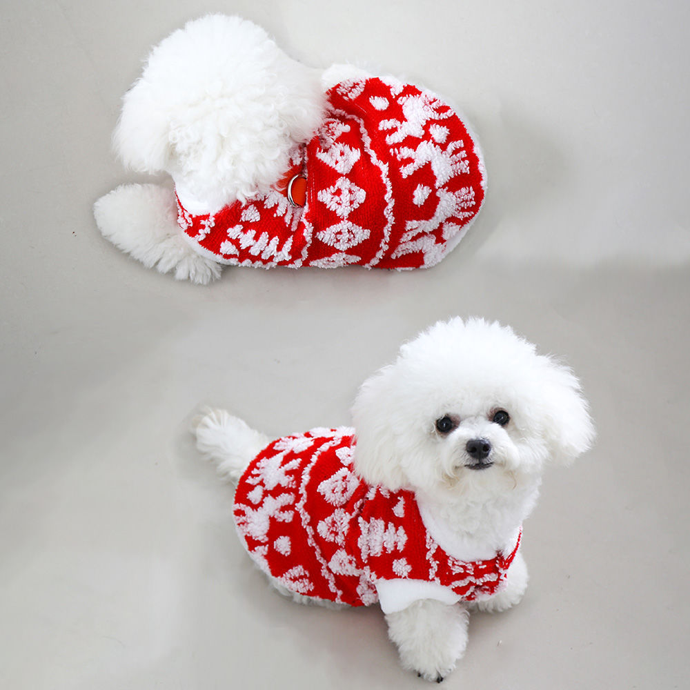 Pull en fausse fourrure rouge pour chien avec motif blanc, idéal pour garder votre animal au chaud cet hiver.