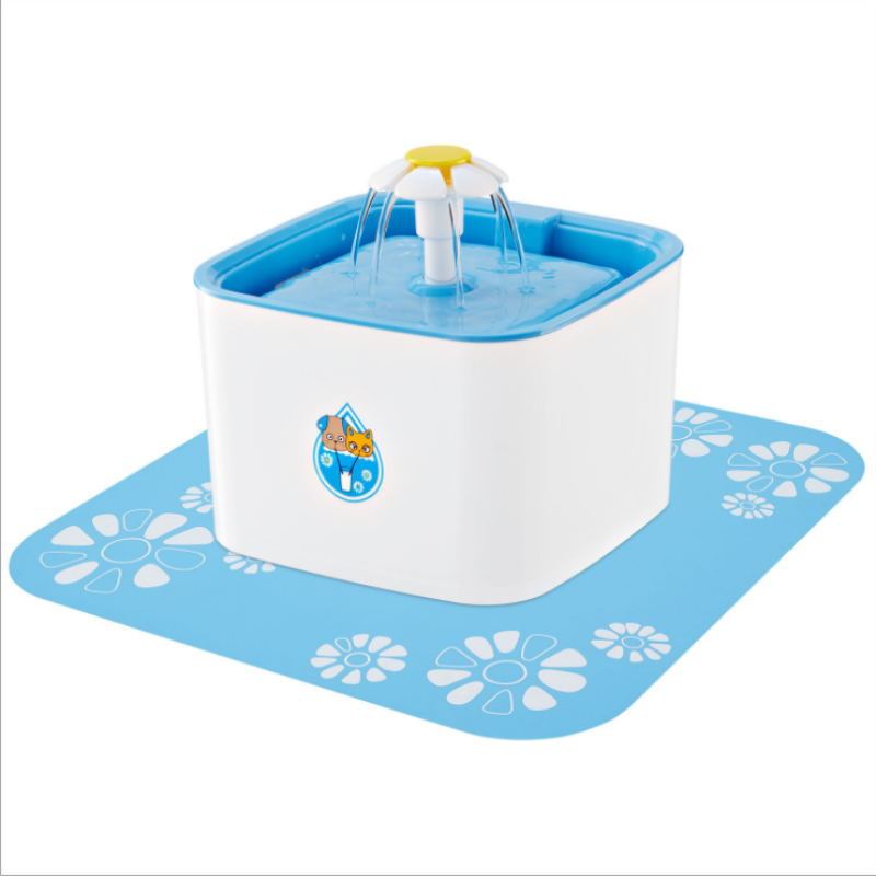 Distributeur d'eau circulaire électrique pour animaux avec fontaine et tapis, facile à nettoyer et durable.