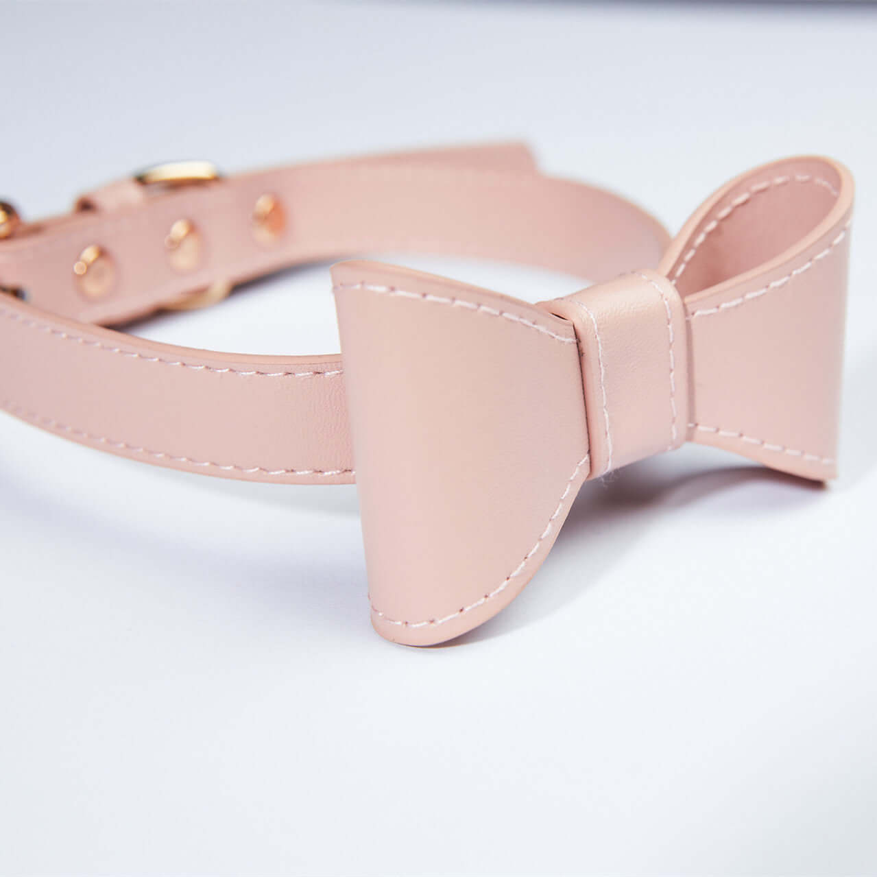 Collier pour chien en cuir avec un mignon noeud rose, élégant et stylé pour promenades.