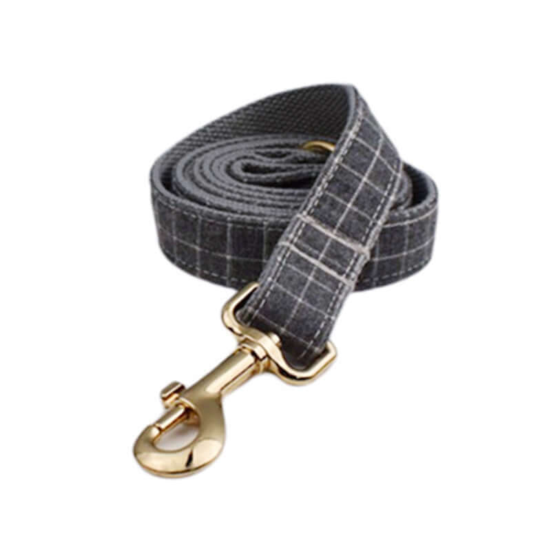 Laisse pour chien en tissu gris à motif, avec clip doré pour un maintien sûr et élégant.