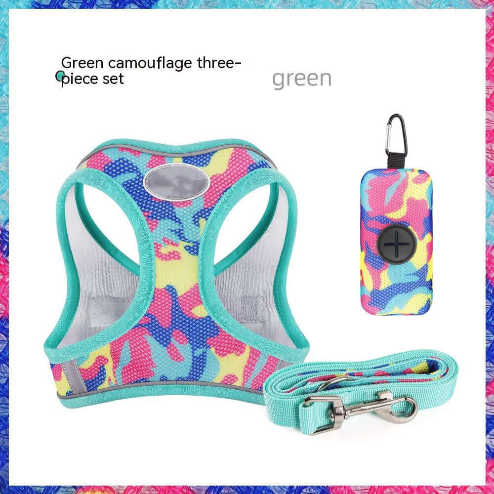Gilet de poitrine pour chien en camouflage vert, inclus une laisse assortie et un accessoire pratique.
