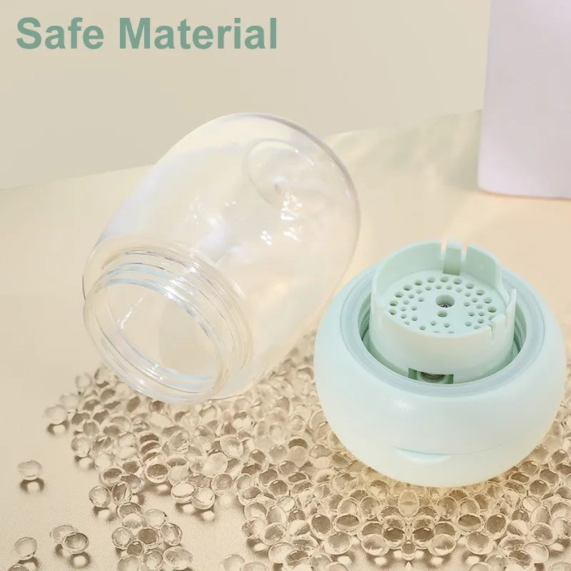 Gourde portable pour animaux de compagnie en matériau sûr, idéale pour hydrater chiens et chats lors des sorties.