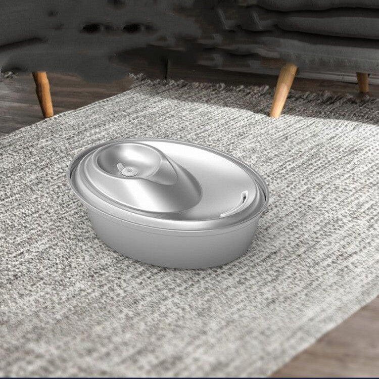 Distributeur d'eau en acier inoxydable pour animaux, design moderne sur un tapis.
