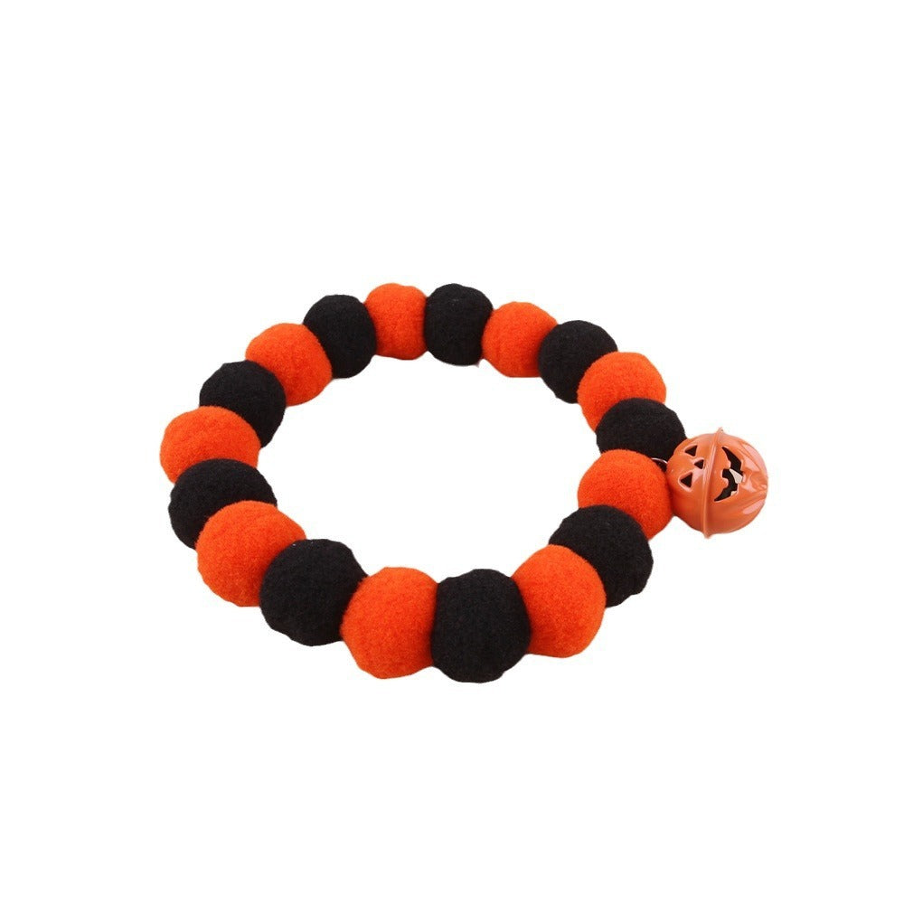 Collier de chat Trick Or Treat avec boules noires et orange et pendentif citrouille amusant pour Halloween.