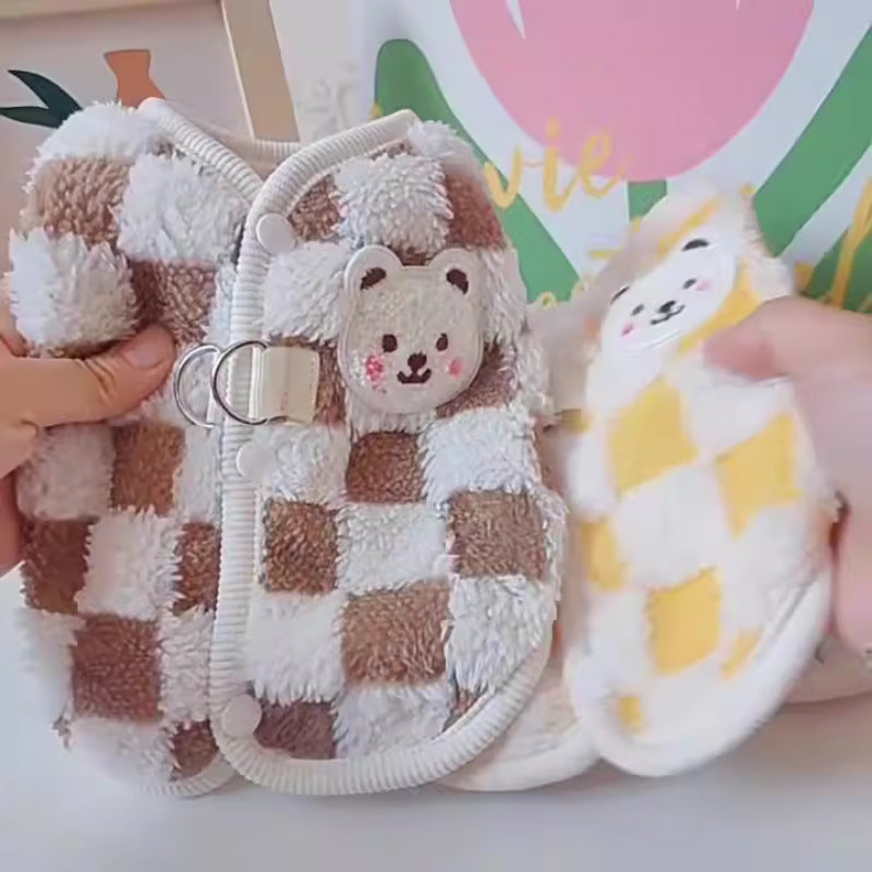 Gilet en fleece pour chien à motif checker avec détails de ours, idéal pour le confort et la chaleur des animaux.
