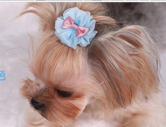 Épingle à cheveux en organza bleu avec un nœud rose sur un chien, idéale pour le style animal de compagnie.