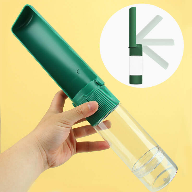 Bouteille d'eau portable verte pour chiens et chats, accessoire pratique pour les aventures en plein air.