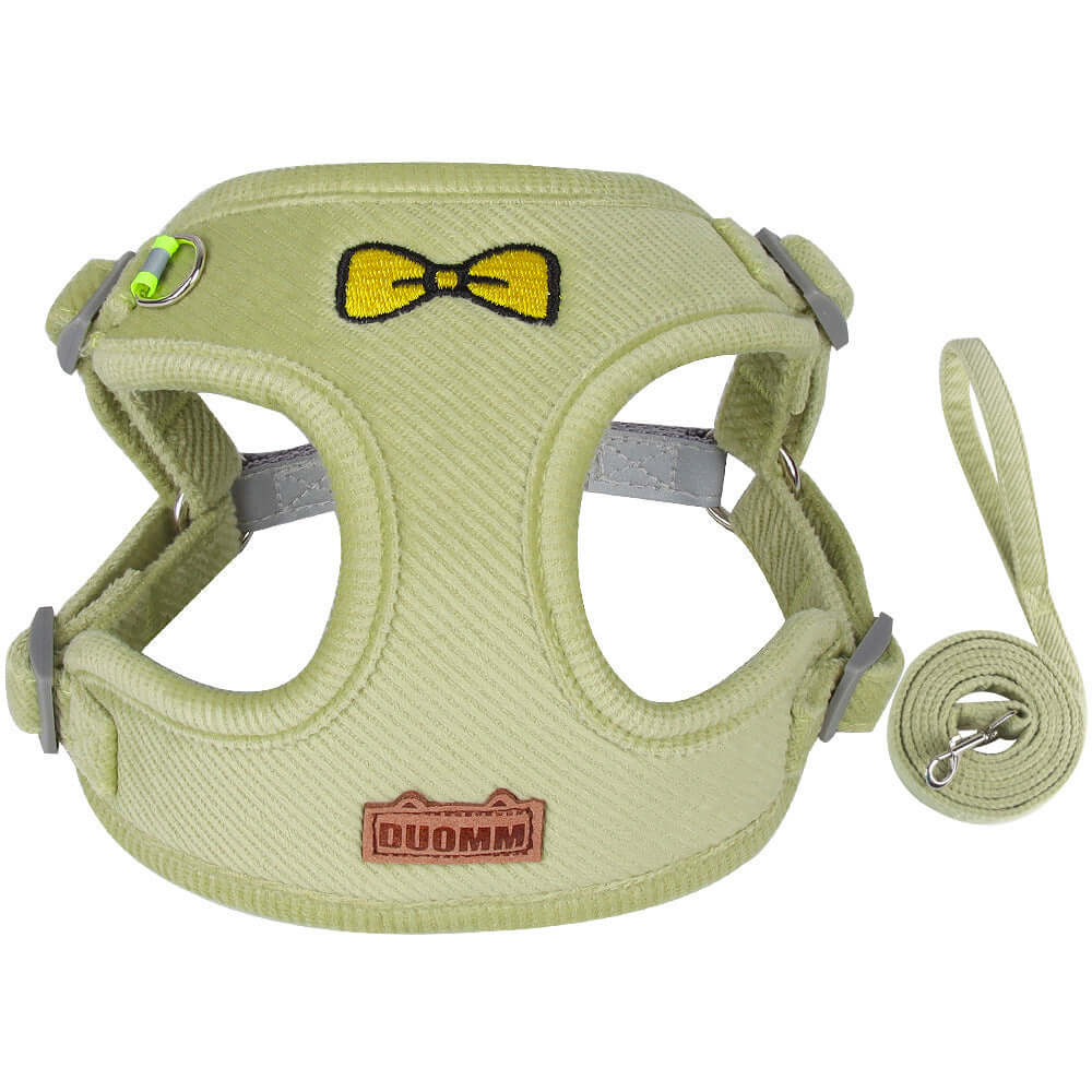 Harnais réfléchissant pour chien en corduroy vert clair avec sangle de traction et motif de nœud papillon.