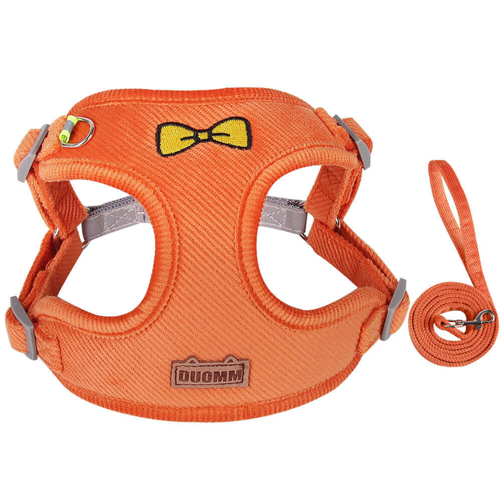 Harnais réfléchissant pour chien en corduroy orange avec sangle de traction, alliant confort et sécurité.