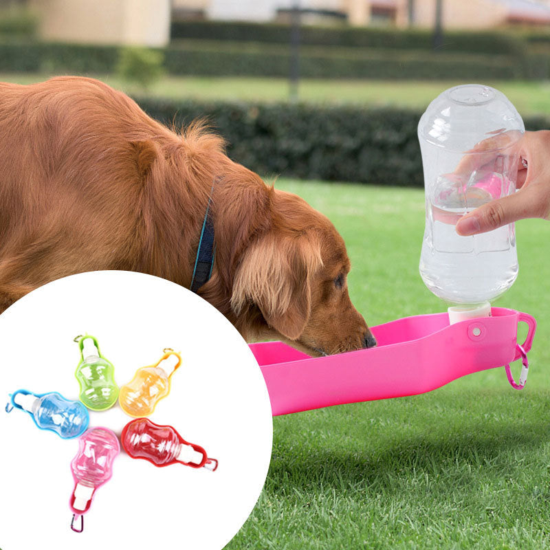 Distributeur d'eau en plastique pour animaux de compagnie, idéal pour les voyages avec votre chien, en extérieur.