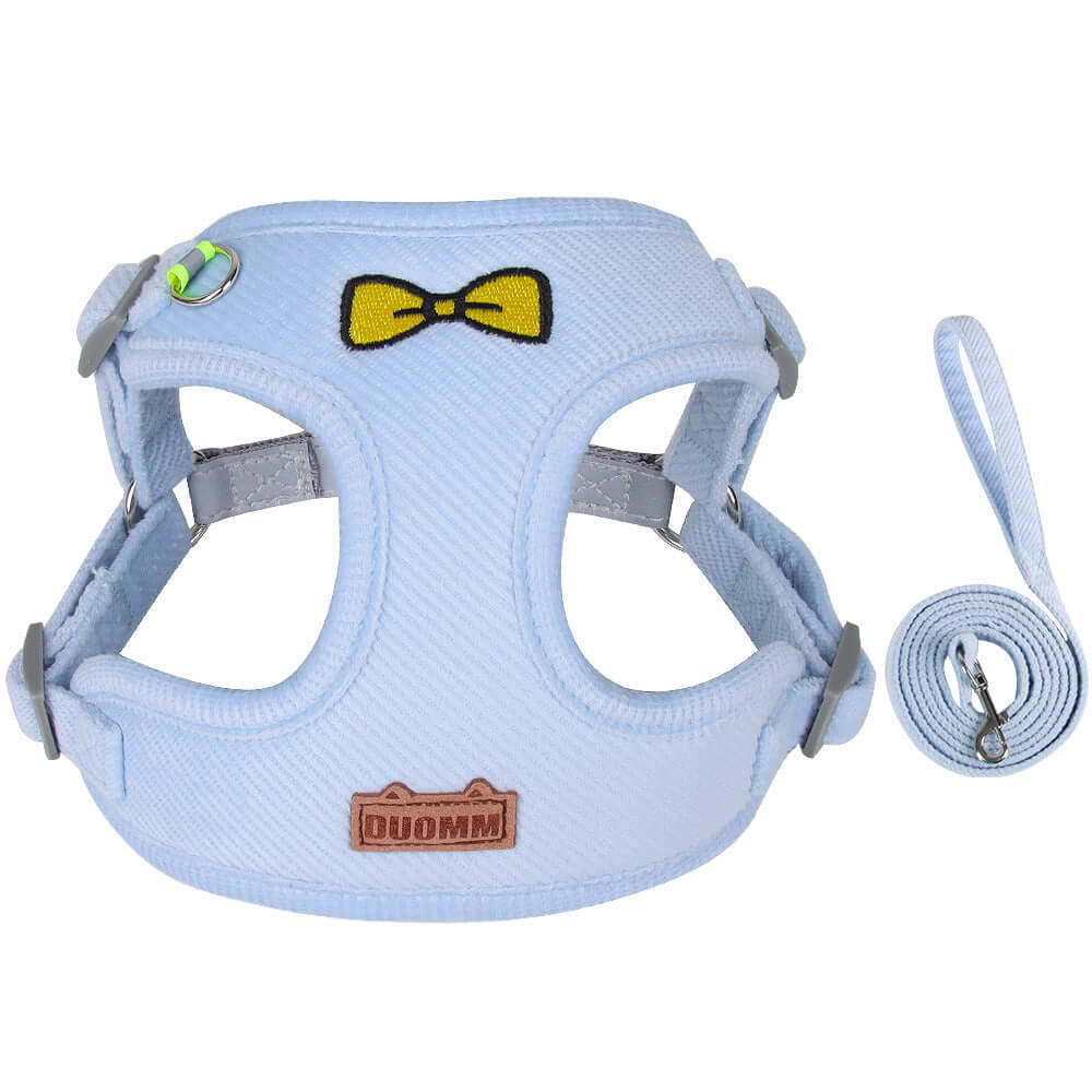Harnais réfléchissant pour chien en bleu avec sangle de traction, conçu pour confort et sécurité.