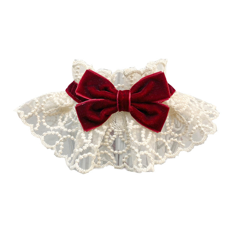 Écharpe pour animaux en dentelle blanche avec nœud papillon rouge, parfaite pour chiens et chats.