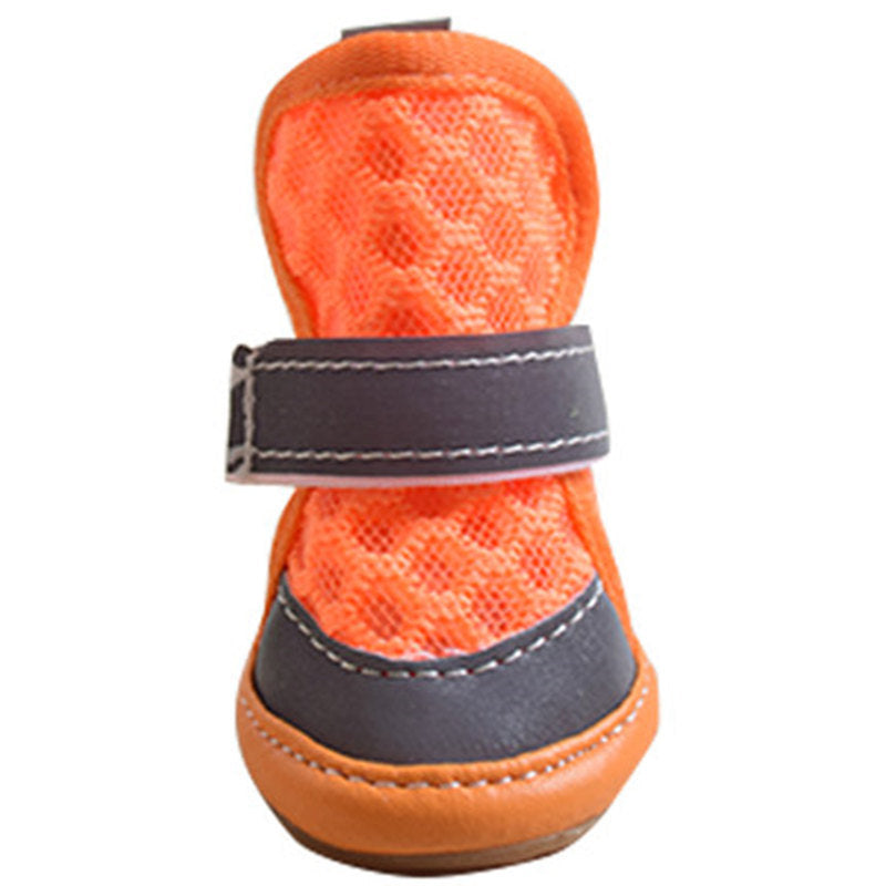 Chaussure orange pour chien, idéale pour le confort et la protection des petits animaux pendant les promenades.