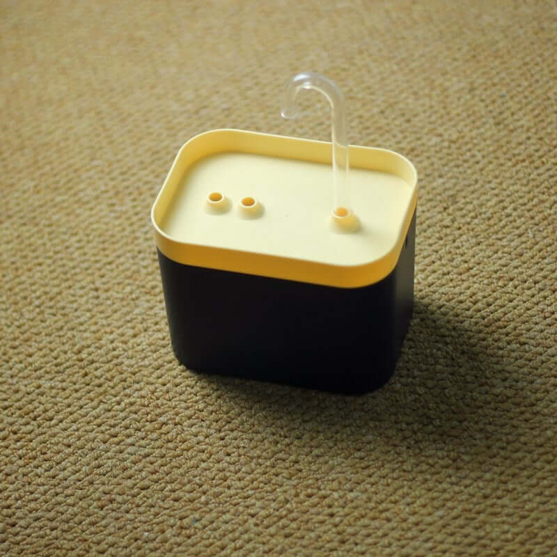 Distributeur automatique d'eau pour animaux avec design pratique en noir et jaune.