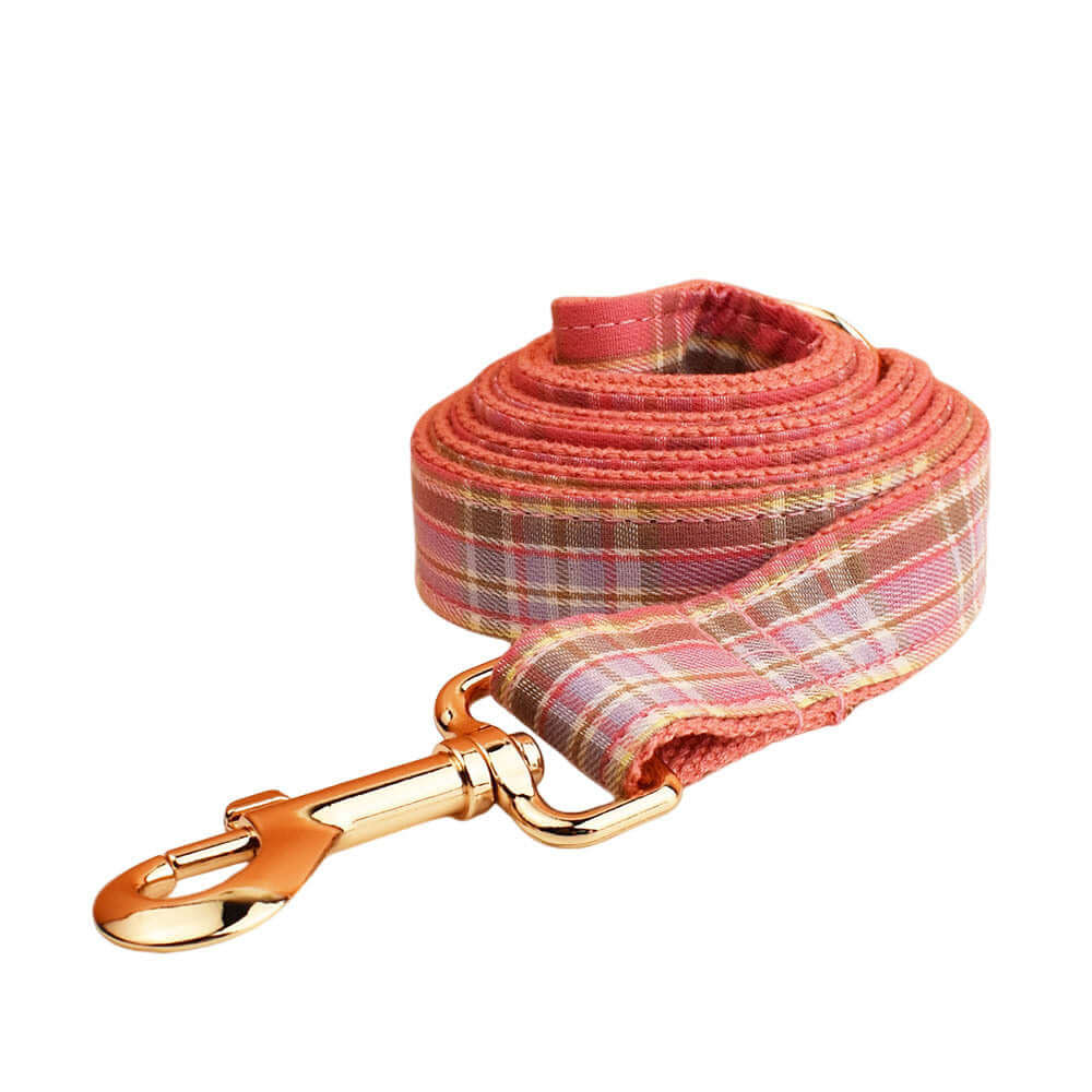 Laisse à carreaux pour chien en coton bio, rose avec mousqueton doré, idéale pour promenades élégantes.