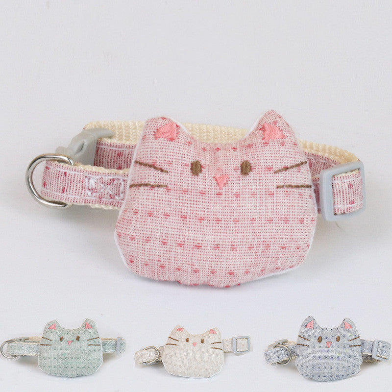Collier multicolore pour chat avec motif tête de chat en coton biologique, accessoire stylé et confortable.