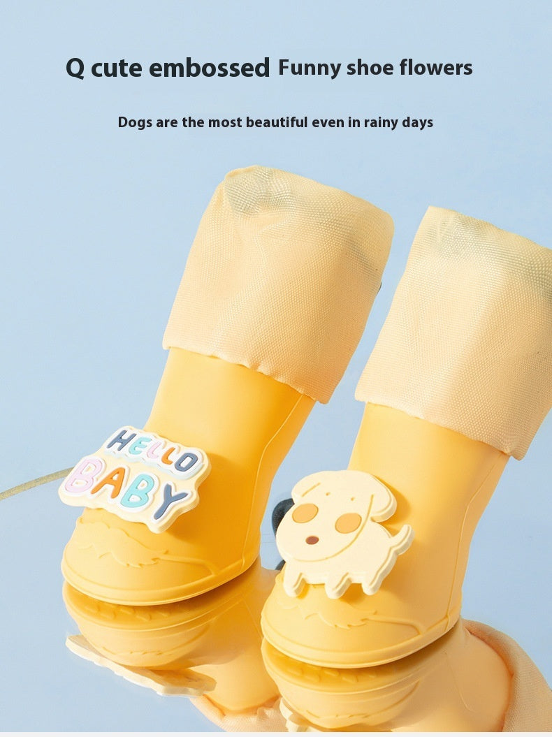 Bottes pour chiens jaunes avec embellissements amusants, idéales pour jours de pluie et protection des pattes.