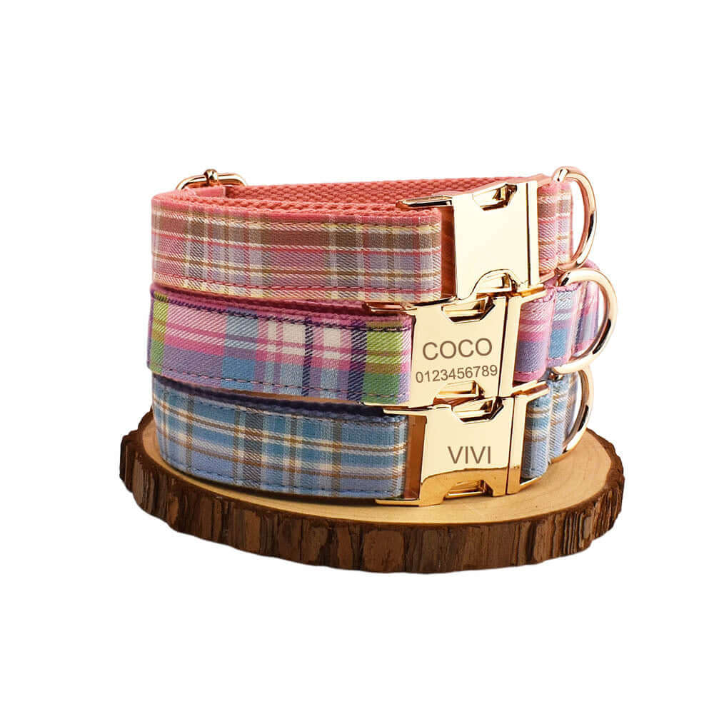 Ensemble de colliers pour chiens en tissu avec détails dorés, présentés sur un support en bois.