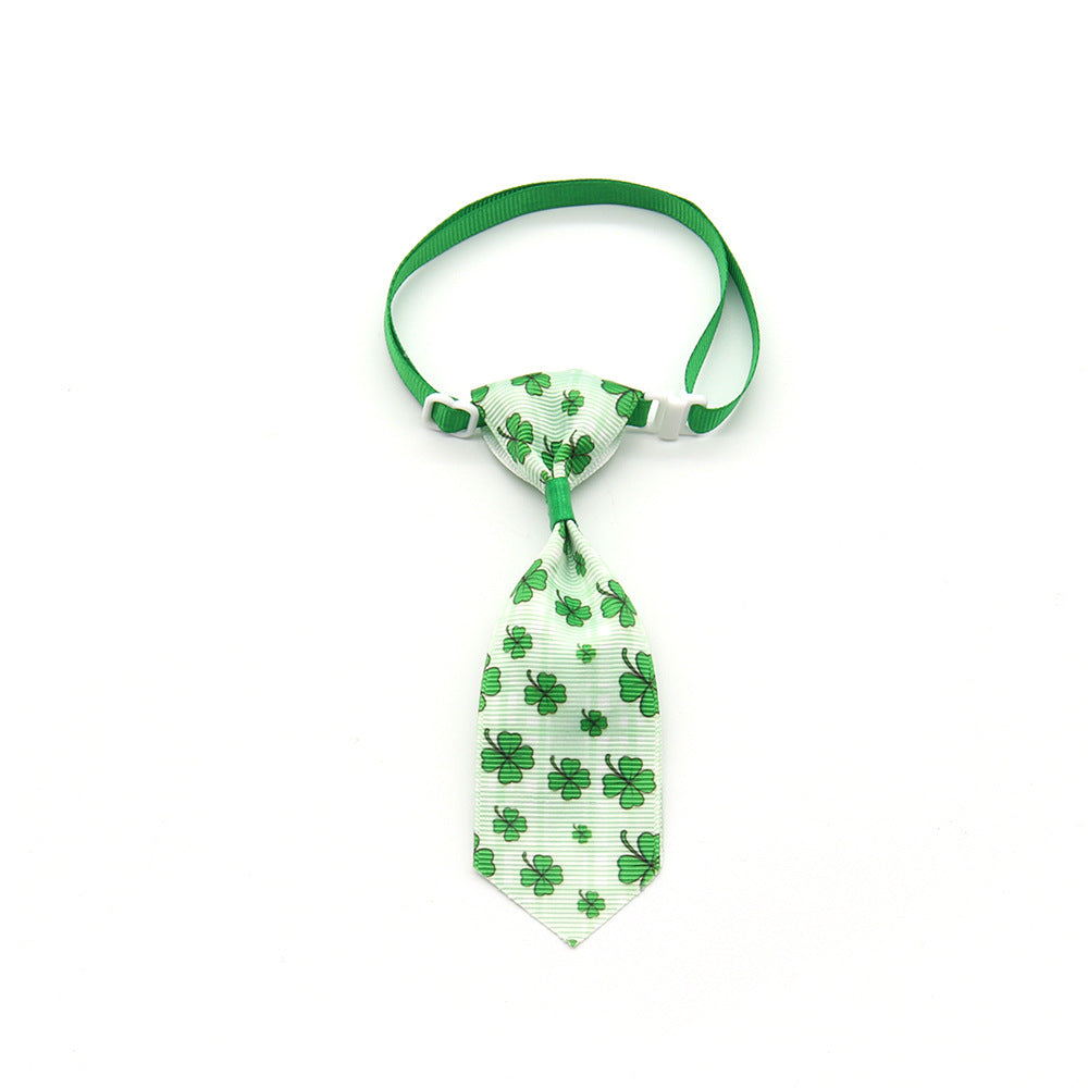 Cravate pour animaux de compagnie avec motifs de trèfle pour la Saint-Patrick, style festif et décontracté.