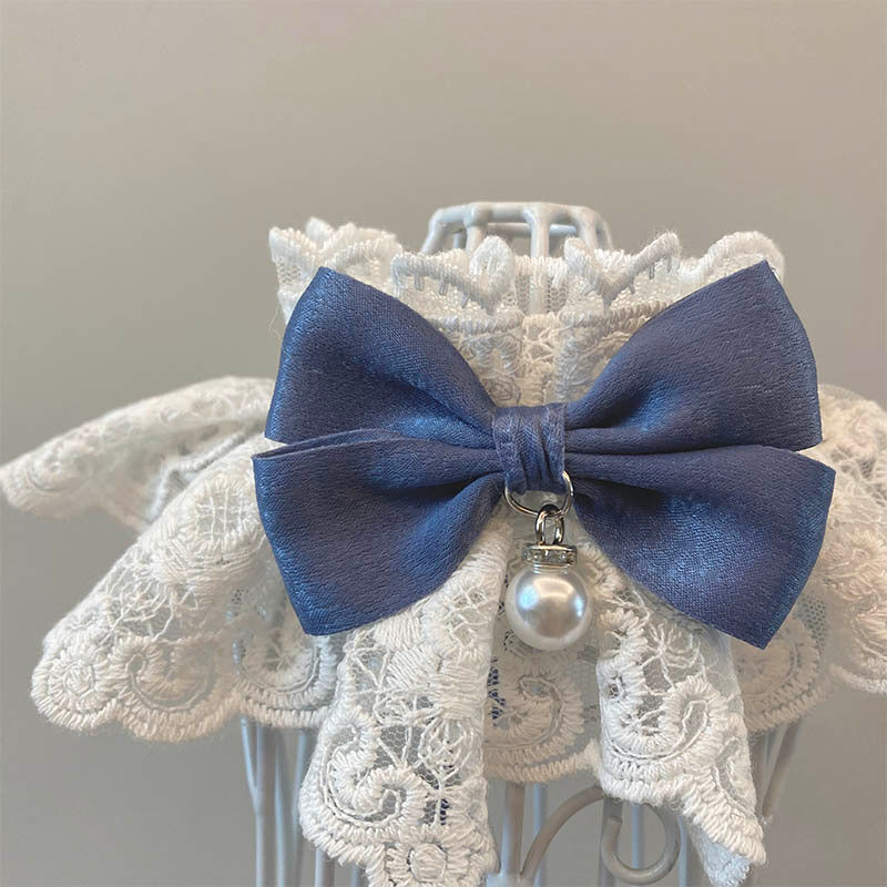 Écharpe décorative pour chat avec nœud en satin bleu et cloche, en dentelle blanche.