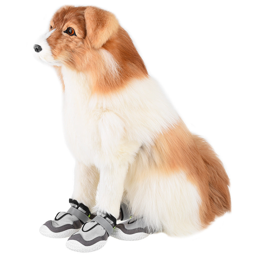 Chaussures pour chiens résistantes et respirantes sur un chien en peluche, offrant confort et protection.
