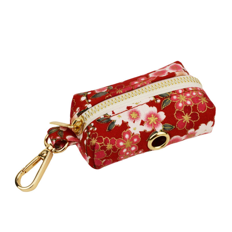 Petit porte-monnaie en tissu floral japonais rouge avec fermeture éclair et clip doré.