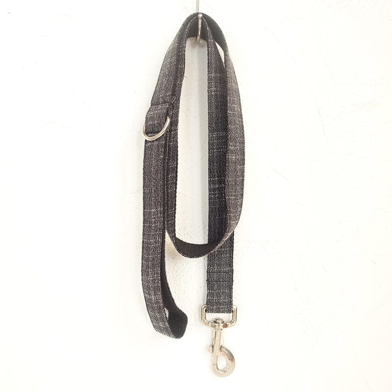Laisse pour chien en tissu noir, durable, parfaite pour les promenades quotidiennes.
