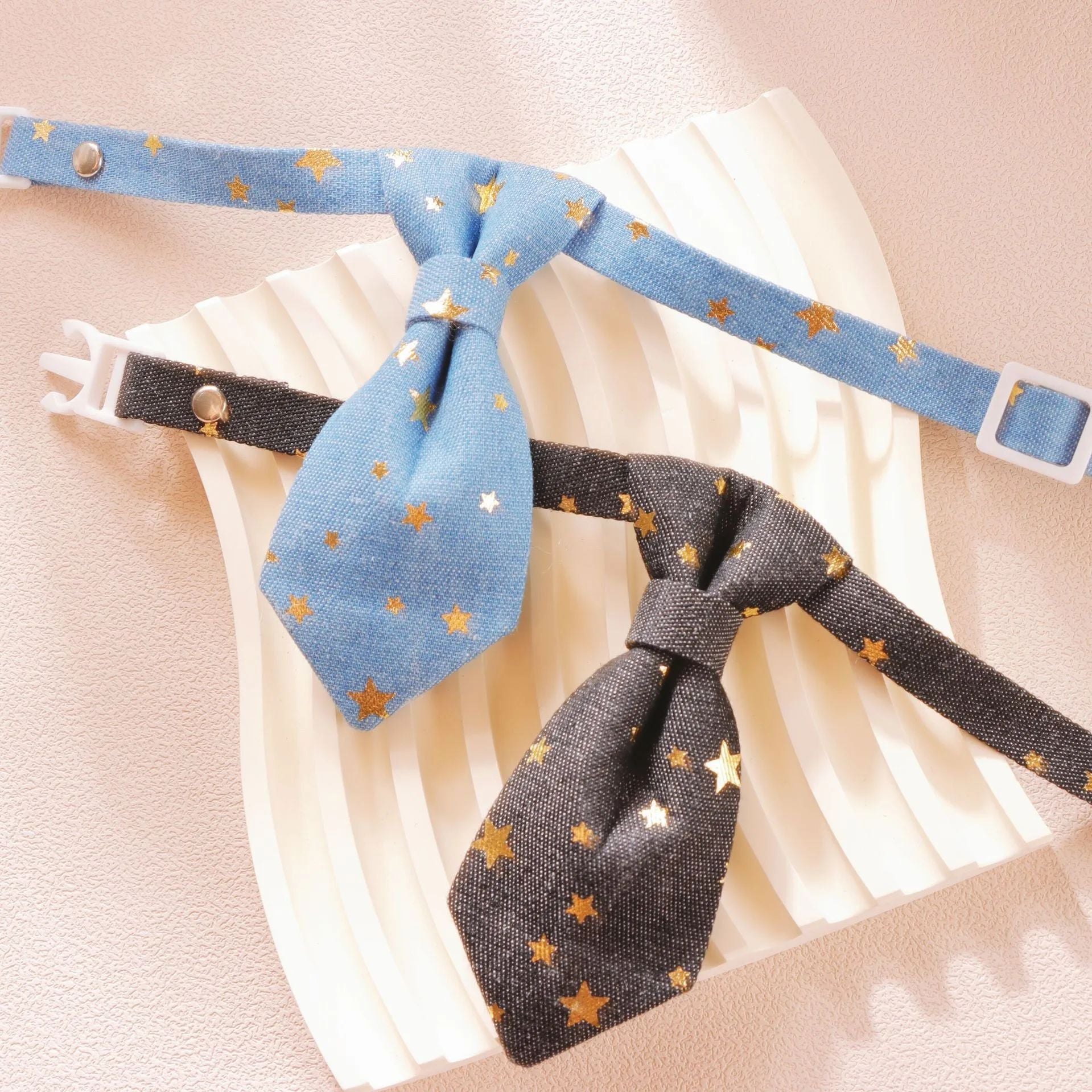 Collier tendance pour chien avec nœud papillon en bleu et noir, orné d'étoiles dorées.