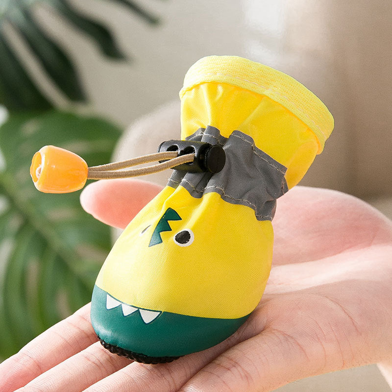 Chaussure en cuir pour animaux, jaune et imperméable, design crocodile, idéale pour protéger les pattes des petits animaux.