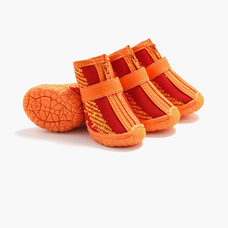 Chaussures pour chiens en rouge et orange, idéales pour garder les pattes de votre animal au chaud et en sécurité.