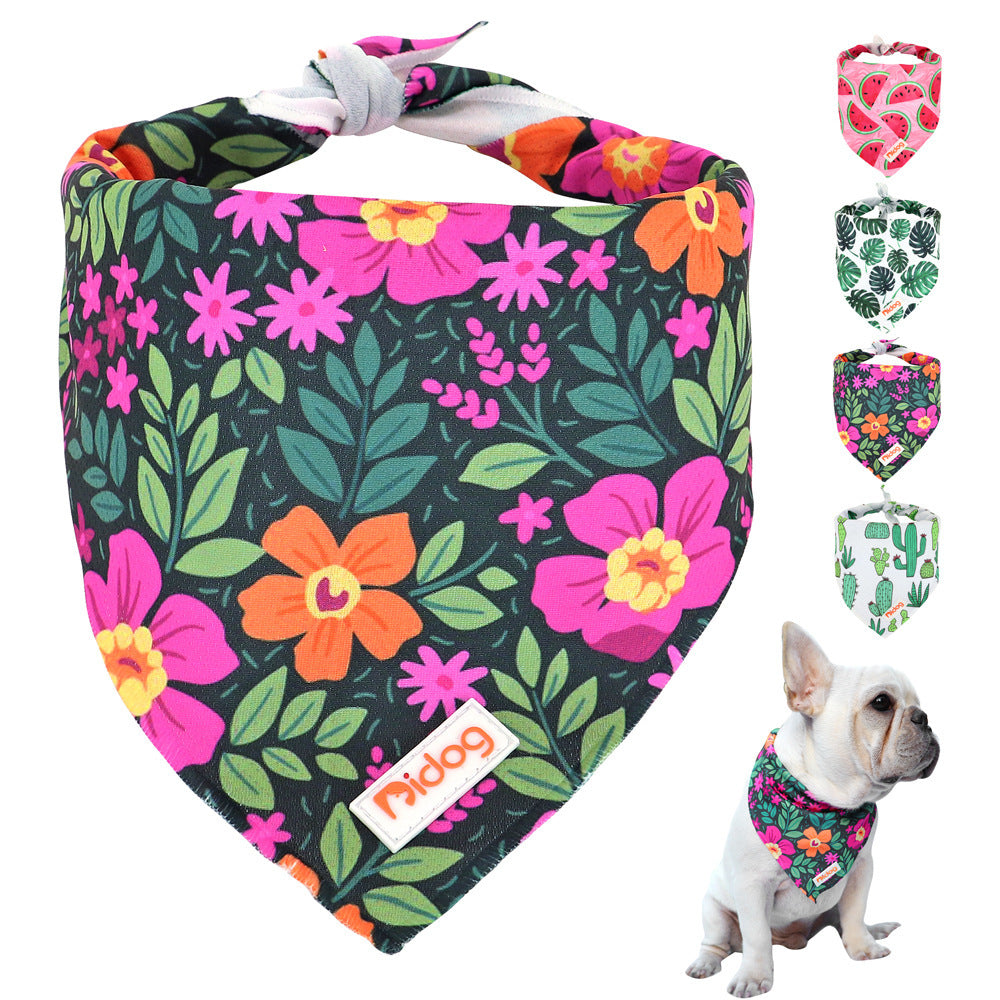 Écharpe en coton doux pour chien, motif floral coloré, accessoires élégants pour animaux.