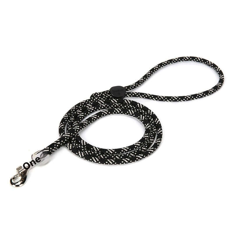 Laisse ajustable colorée pour animaux de compagnie en noir et blanc, idéale pour les promenades avec votre chien.