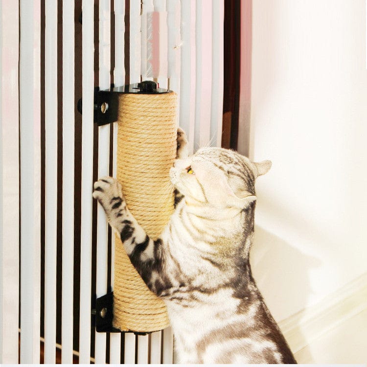 Chat utilisant un griffoir en sisal résistant pour maintenir ses griffes en santé, installation facile et fonctionnelle.