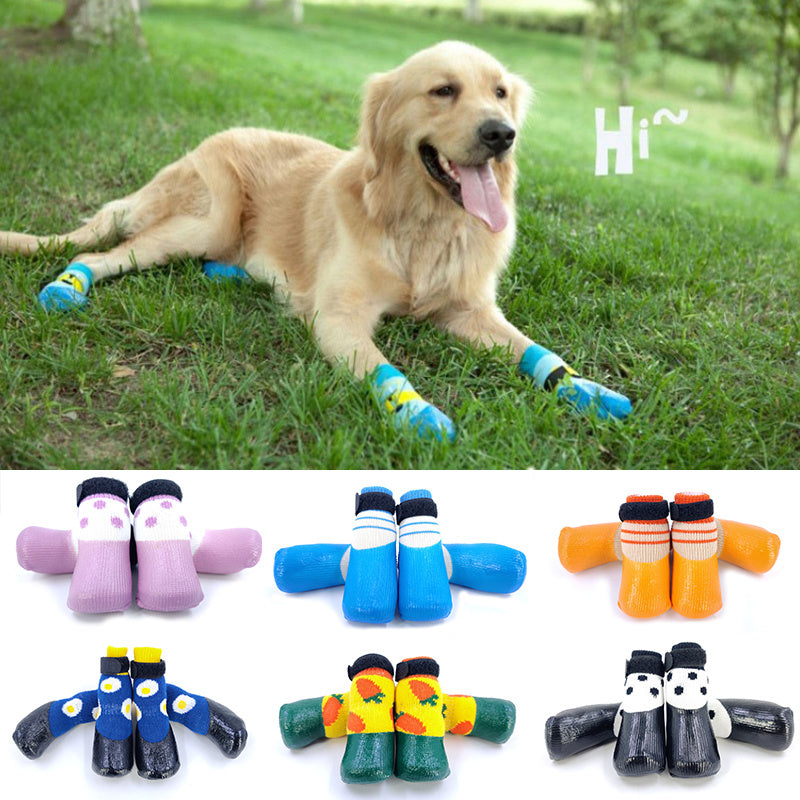 Chaussettes antidérapantes et imperméables pour chien sur un Golden Retriever en train de jouer dans l'herbe.