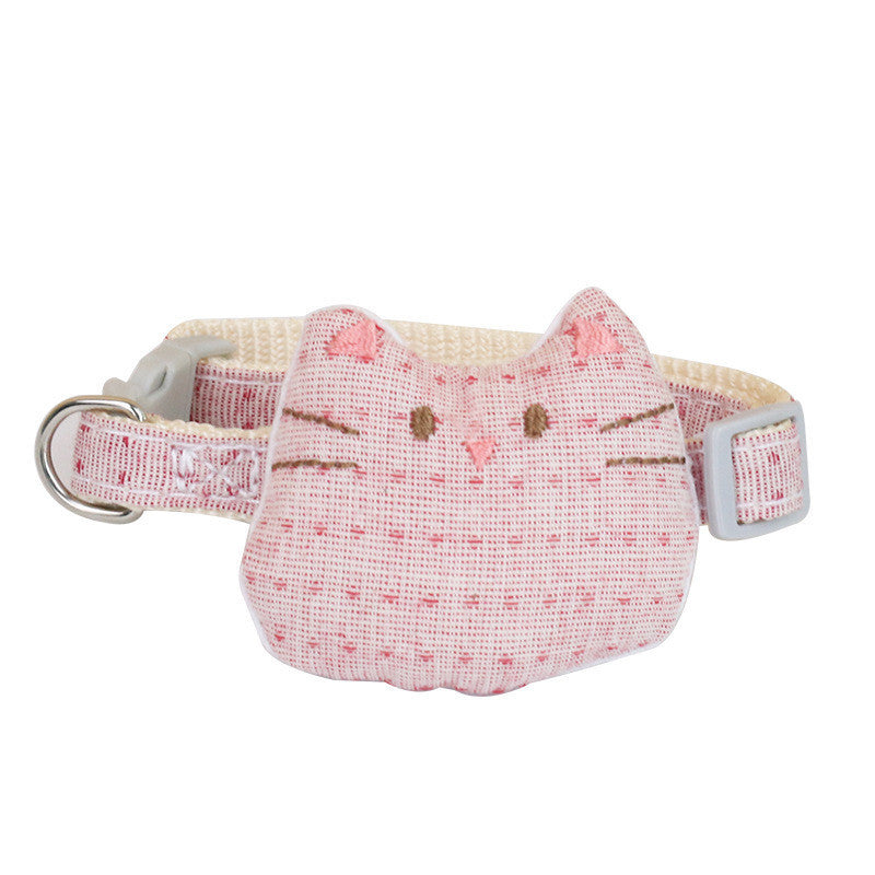 Collier de chat multicolore avec motif de tête de chat, doux et confortable pour votre compagnon félin.