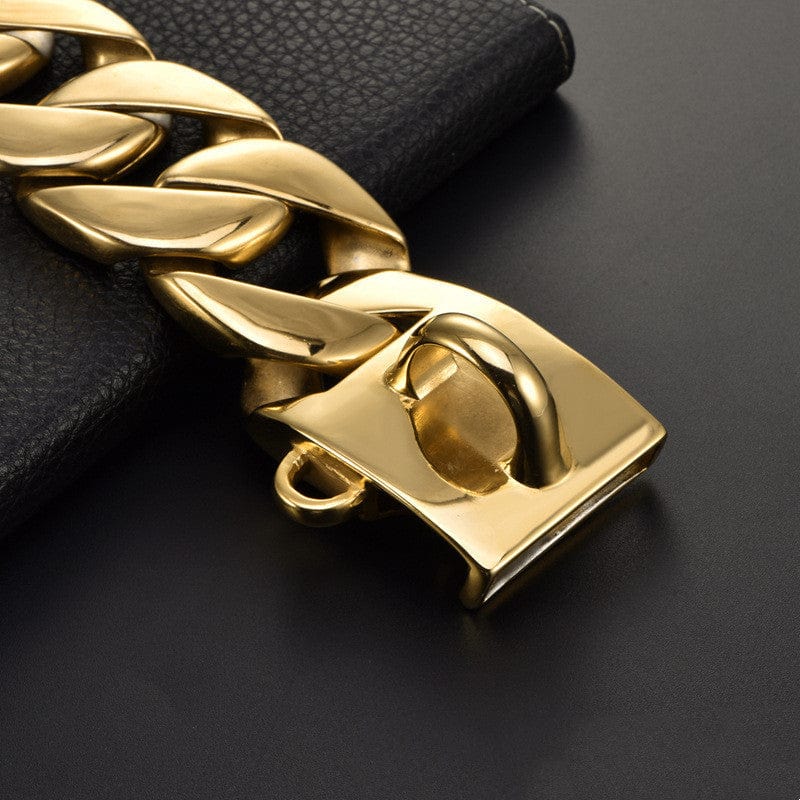 Zoom sur un collier en métal doré avec une boucle élégante sur un fond noir.