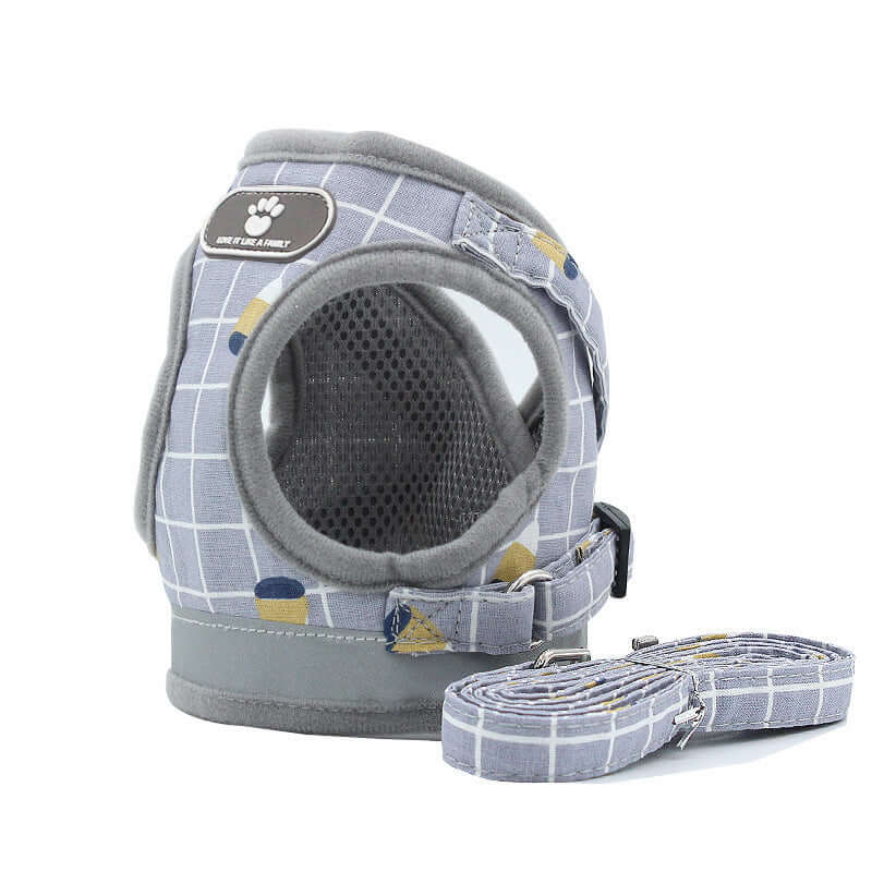 Harnais de sécurité pour chien gris avec laisse assortie, idéal pour promenades confortables et sûres.