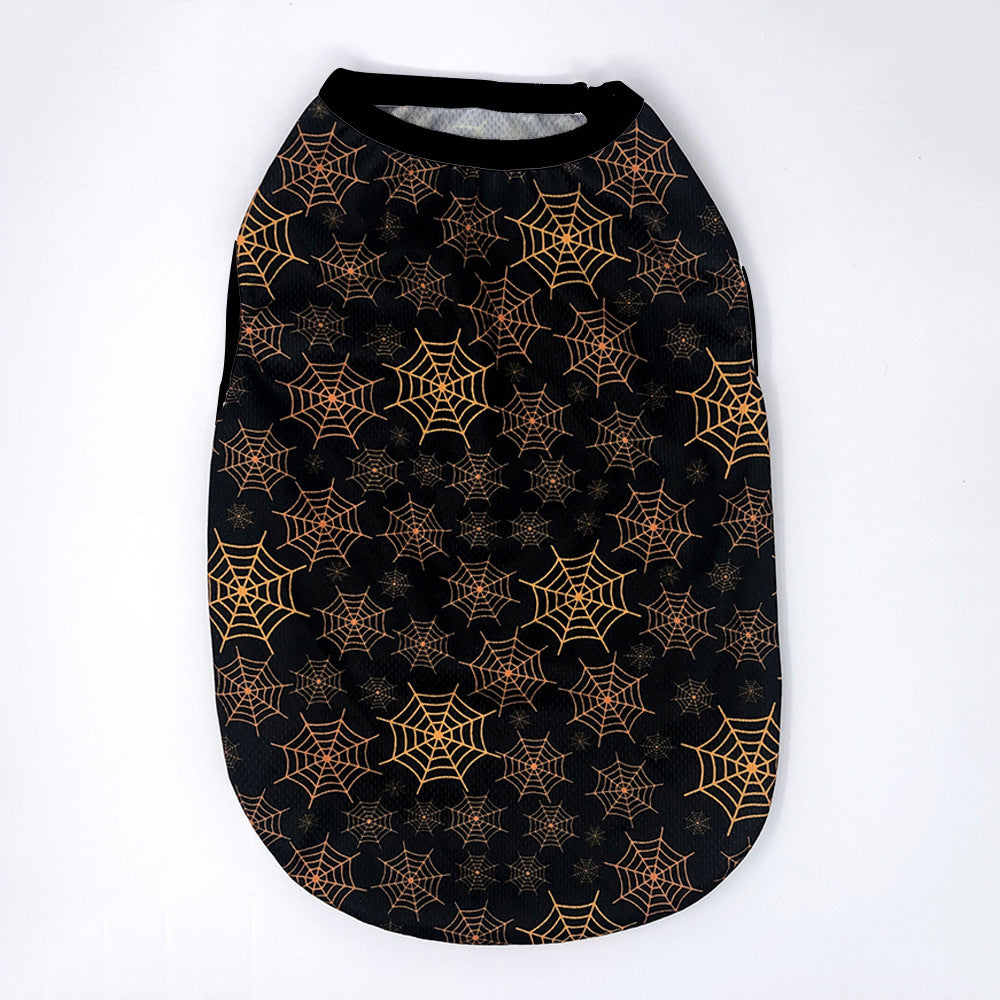 Costume d'Halloween pour chien avec motif de toiles d'araignée noires et dorées sur fond noir.