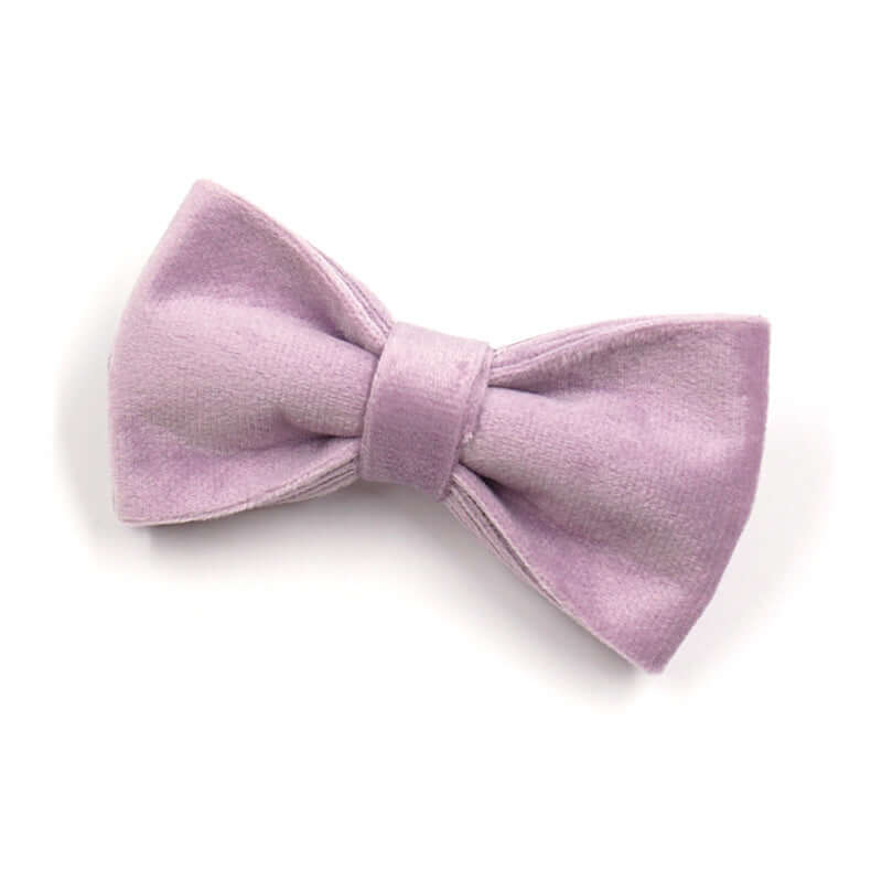 Noeud papillon en velours rose élégant, idéal pour des accessoires de mode raffinés.