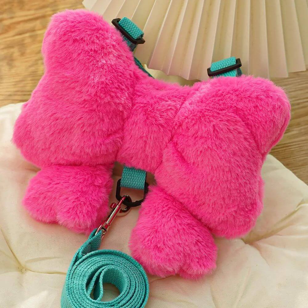 Harnais de traction en peluche rose pour chiens et chats avec laisse assortie, confort et style assuré.
