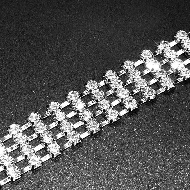 Collier en rhinestones à quatre rangées, élégant et brillant pour chiens et chats, en matériaux de haute qualité.