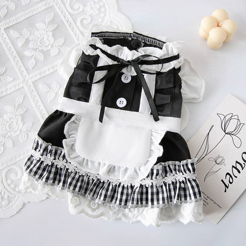 Robe de princesse pour chien à deux pattes en noir et blanc, parfaite pour les occasions spéciales.