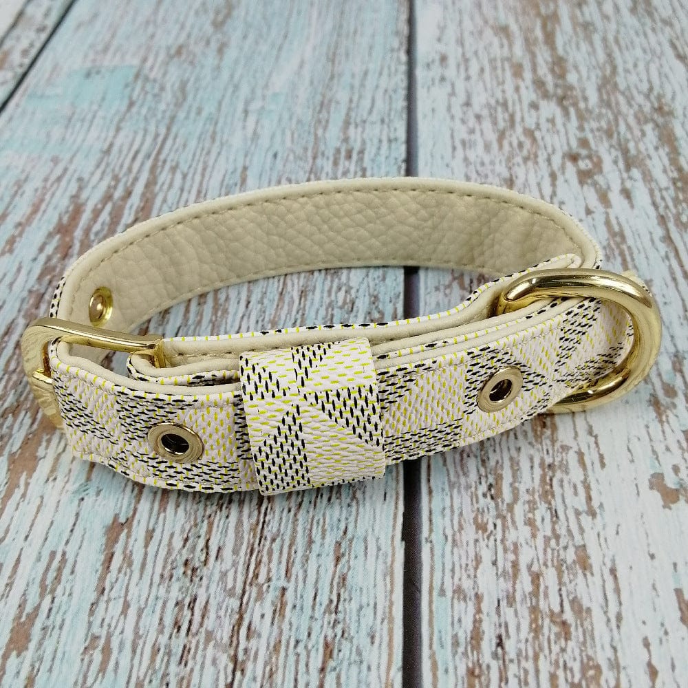 Collier pour chien en cuir à motif écossais, élégant et durable pour le confort de votre animal.