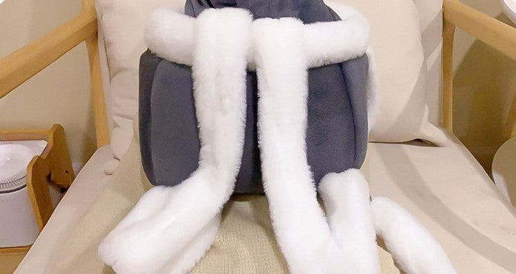 Sac à dos chat en velours gris avec des anses blanches, parfait pour les amoureux des animaux.