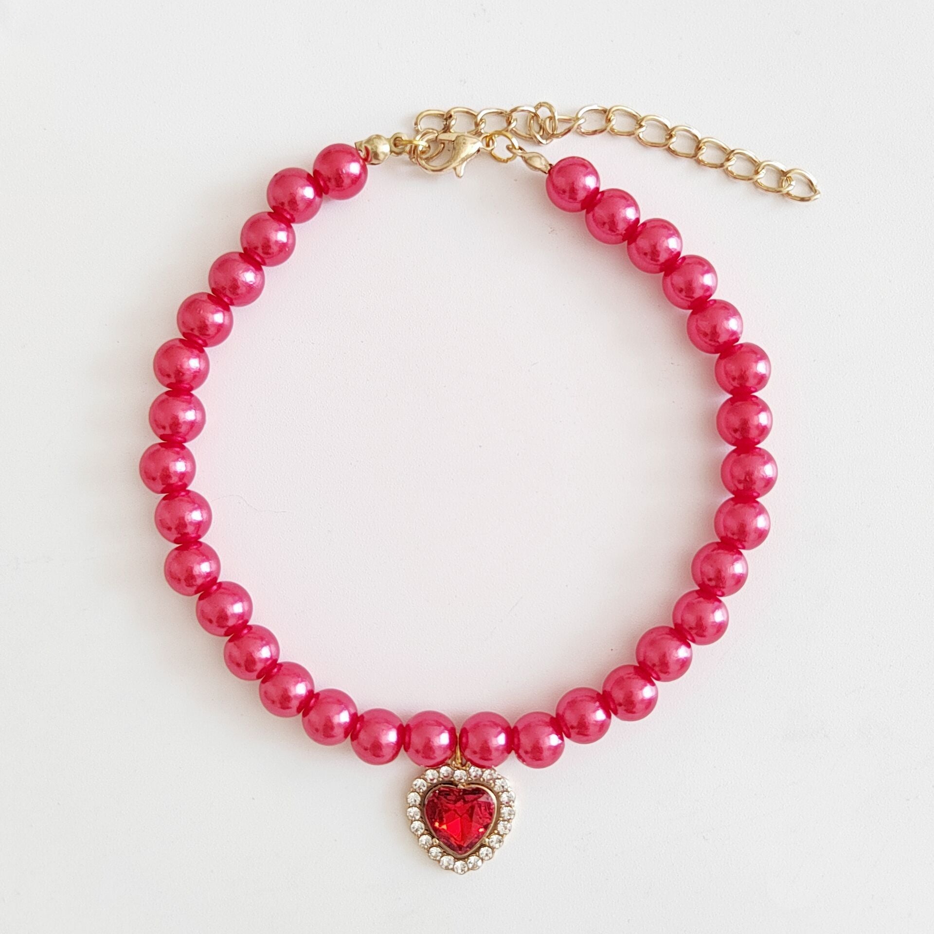 Collier pour chat avec perles roses et pendentif en cœur rouge, élégant et tendance pour animaux.