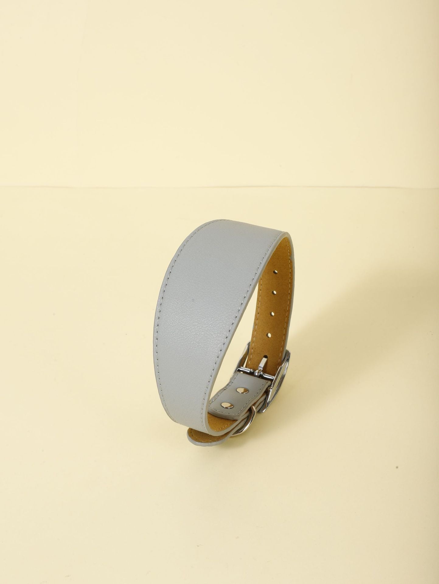 Collier ajustable décontracté en microfibre pour animaux, couleur gris, avec fermeture métallique.