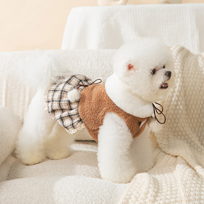 Chien portant une robe ourson mignonne en cachemire et polaire sur un canapé confortable.