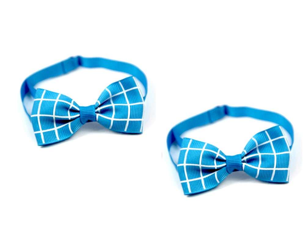 Écharpe à carreaux bleue pour animaux de compagnie, accessoire élégant pour chiens et chats.