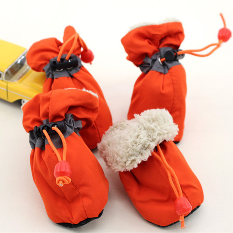 Chaussures imperméables et antichoc pour chiens, en tissu orange, idéales pour garder les pattes au chaud.