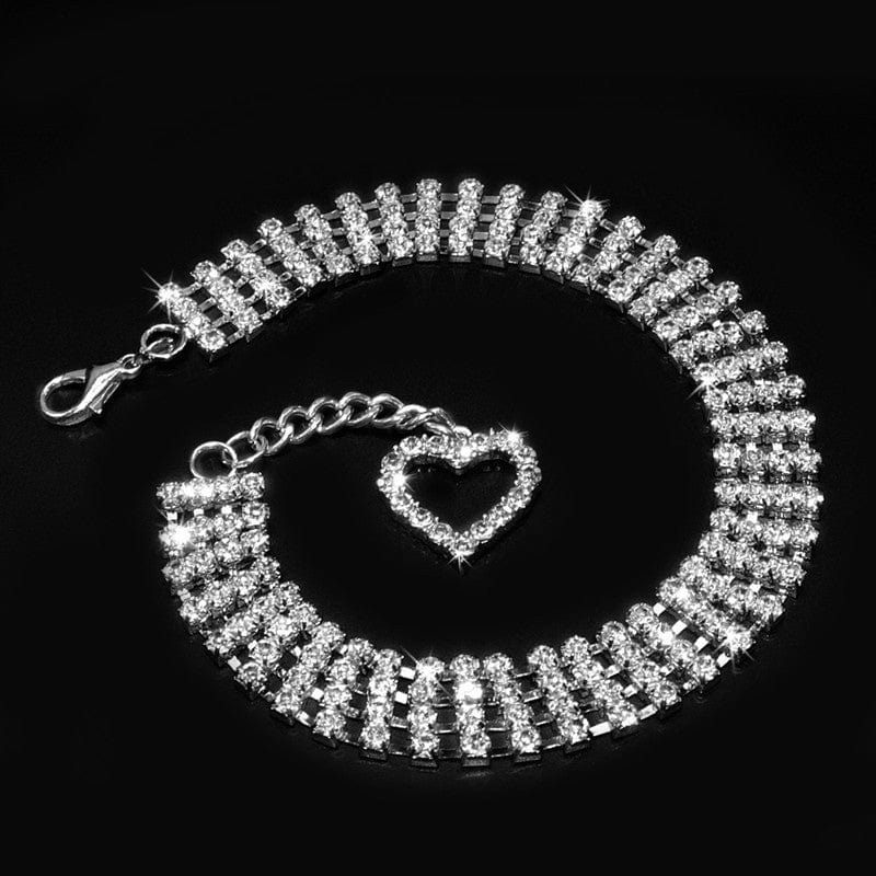 Collier en rhinestones à quatre rangées pour chiens et chats avec un pendentif en cœur.